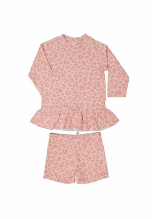 Lyserød leopardprint langærmet bluse med flæsekant og matchende shorts med lyserød snøre; begge har en struktureret stof.