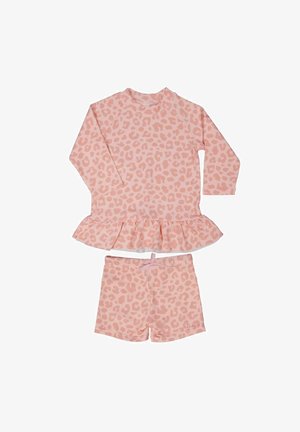 Vaaleanpunainen leopardikuvioinen pitkähihaisuus paita, jonka helma on frilla, ja siihen sopivat vaaleanpunaiset shortsit, joissa on nauhau, molemmat ovat teksturoidusta kankaasta.