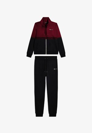 Giacca zip-up bordeaux e nera con striscia leopardata più pantaloni jogger neri con cordino, entrambi con il logo Freddy davanti.