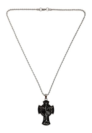 Silberne gedrehte Halskette mit einem großen Anhänger in Form eines schwarzen Metallkreuzes, das mit aufwendigen Engeln und Schilddetails verziert ist.
