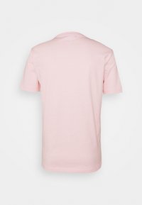 Rosa Baumwoll-T-Shirt mit einfachem, kurzärmeligem Design. Verfügt über einen Rundhalsausschnitt und eine glatte Textur, von hinten betrachtet.