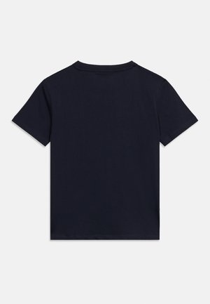 T-shirt uni manches courtes bleu marine foncé vu de dos sur un fond gris clair.