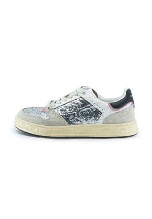 Sneaker in suede beige e glitter argento, con un inserto nero sul tallone, lacci grigio chiaro e dettagli testurizzati sul lato.