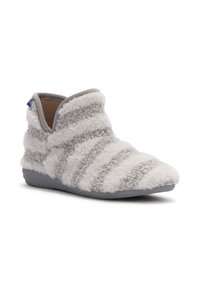 Pantofole stropicciate grigio e bianco a righe con tomaia in tessuto morbido, punta rotonda e suola in gomma grigia flessibile. Design a taglio basso.