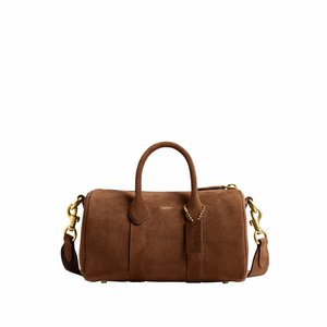 Borsa a mano Coach in camoscio marrone con doppi manici, tracolla removibile e finiture dorate su sfondo bianco.