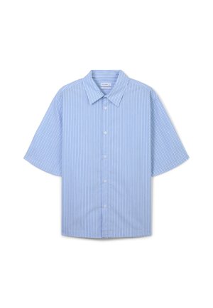 Chemise légère bleu clair à manches courtes avec des rayures blanches verticales, fermeture à boutons sur le devant, col évasé et coupe décontractée. Tissu en mélange de coton.