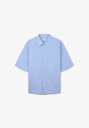 Hellblaues kurzärmliges Hemd mit vertikalen weißen Streifen, Knopfleiste, Kentkragen und lockerer Passform. Baumwollmischung.