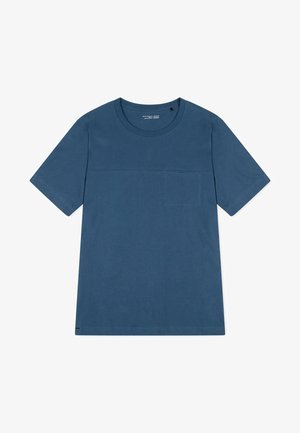 T-shirt à manches courtes pour hommes en bleu profond, fabriqué en coton, avec un col rond et une seule poche poitrine. Texture lisse et design simple.