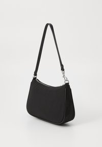 Borsa a spalla nera in nylon con forma curva, chiusura con zip e spallaccio sottile. Presenta dettagli metallici e una texture liscia.