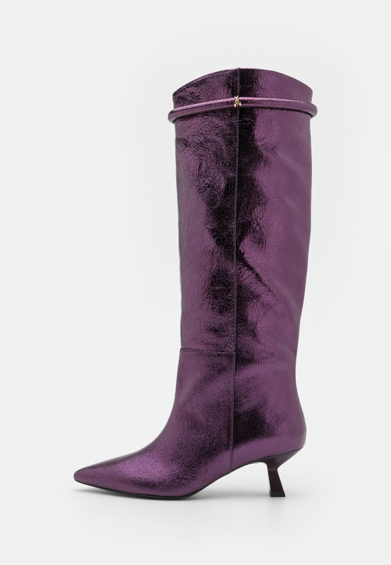 Botte haute à bout pointu en matériau violet métallique, présentant un design élégant, une texture subtile et un petit talon kitten bas.