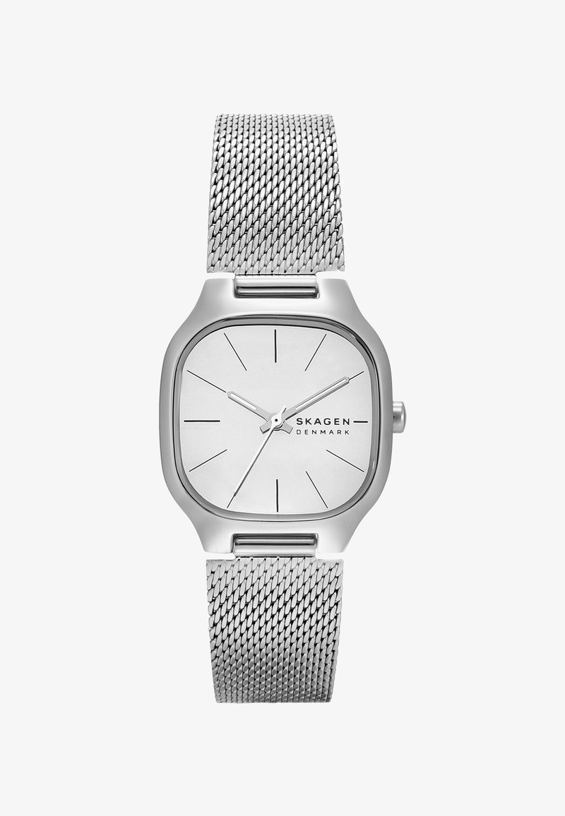 Reloj pulsera de malla plateada con una esfera rectangular, marcadores de hora minimalistas y el nombre de la marca "SKAGEN" mostrado en la esfera.
