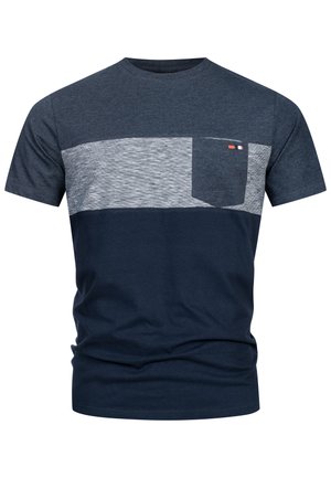 T-shirt color block bleu marine et gris clair avec des manches courtes, un col rond et une poche poitrine gauche présentant un petit logo décoratif. Matière en coton.