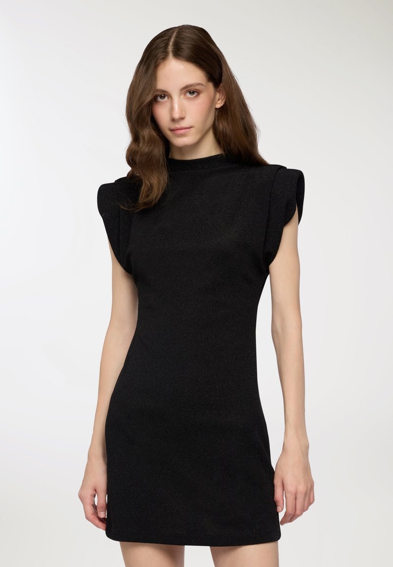 Czarna sukienka z krótkim rękawem i poduszonymi ramionami, wykonana z teksturowanej, lśniącej tkaniny. Dopasowany krój z wysokim dekoltem i długością powyżej kolan.