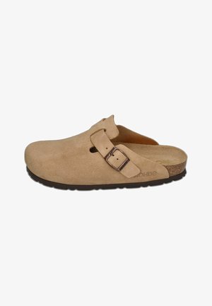 Sabot en suède beige avec dos ouvert, sangle ajustable et semelle en liège. Comprend une semelle extérieure en caoutchouc texturé et un design de bout arrondi.