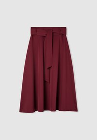 Gonna color bordeaux realizzata in tessuto fluido, con una cintura ampia e una cintura annodata. Il design è a lunghezza ginocchio con una texture liscia e morbida.