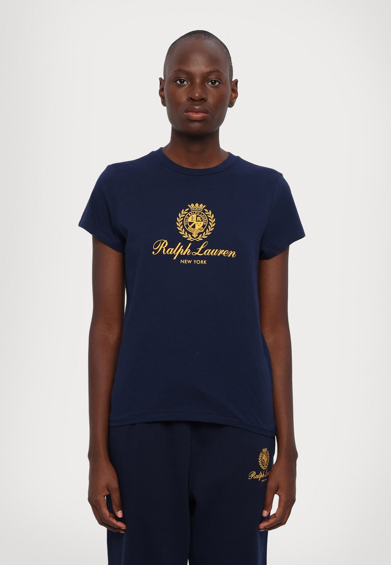 Polo Ralph Lauren HOTEL SHORT SLEEVE - Apdrukāts T-krekls - cruise navy/gold