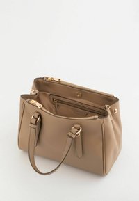 Beige læderhåndtaske med tekstureret overflade, guldfarvet hardware, to korte håndtag og en åben top, der afslører en lynlåslomme og indvendig plads.