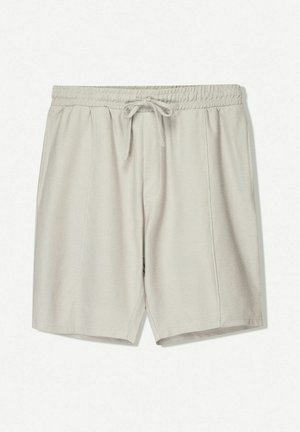 Lys grå stofshorts med elastisk talje og snoretræk, der har en tekstureret overflade og sidesømme for struktur.