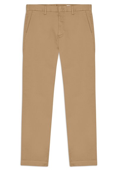 Beige chinos met een recht gesneden ontwerp, voorzien van twee voorzakken, een ritssluiting en een zachte katoenstof. Geen zichtbare patronen of accenten.