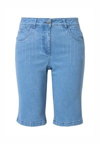 Bermudas de mezclilla azul claro que cuentan con cinco bolsillos, cierre de botón y filas verticales de rhinestones en la parte delantera para un detalle adicional.