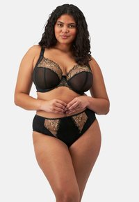 Mustat pitsiset rintaliivit ja niihin sopivat alushousut, joissa on läpinäkyviä paneeleja, joissa on kukkakirjontaa. Muotoilu on muotoiltu pehmeillä tekstuureilla ja yksityiskohtaisilla koristeilla.