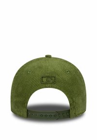 Grüne Cordura-Basketballmütze mit verstellbarem Kunststoffverschluss, die auf der Rückseite ein gesticktes MLB-Logo und eine gerippte Textur aufweist.