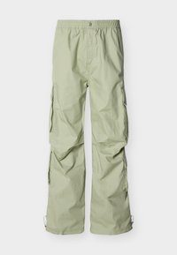 Ανοιχτό πράσινο παντελόνι cargo με ελαστική μέση, πλαϊνές τσέπες και άνετη εφαρμογή. Το ύφασμα έχει λεία υφή και ελαφριά γυαλάδα.