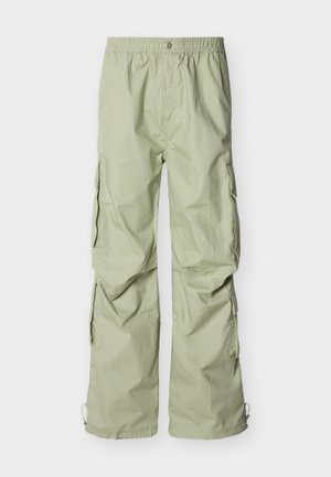 Lysegrønne cargobukser med elastisk midje, sidelommer og en løs passform. Stoffet har en glatt tekstur og en svak glans.