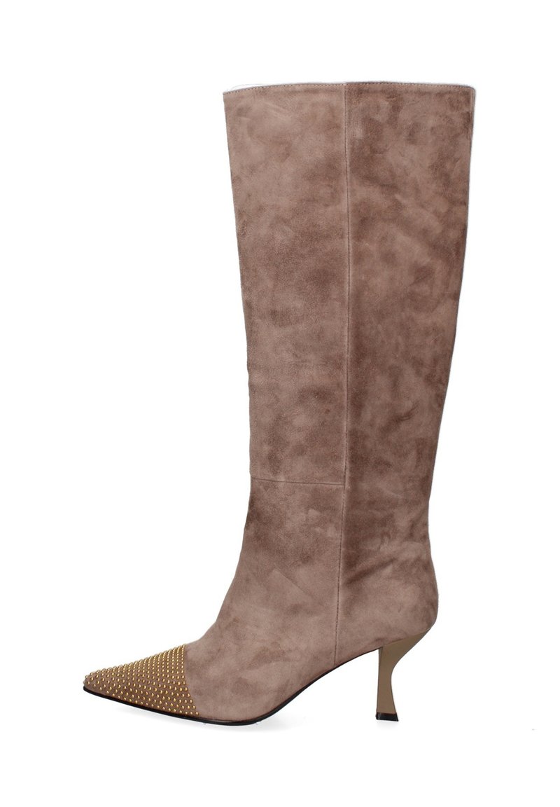 Stivale in suede fino al ginocchio color taupe con punta affilata, dotato di una punta decorata con borchie dorate e un tacco sottile. Texture liscia con dettagli minimi.