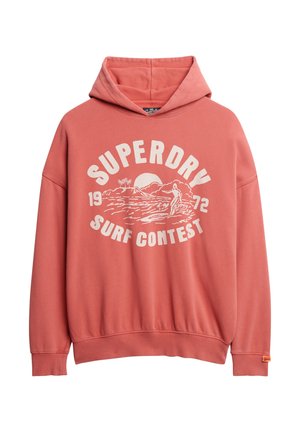Koraalroze hoodie met een trekkoordcapuchon, met een witte grafische print van een surfer en de tekst "SUPERDRY SURF CONTEST" op de voorkant.
