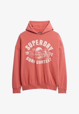 Różowa bluza z kapturem z troczkiem, z białym nadrukiem graficznym przedstawiającym surfer i tekstem „SUPERDRY SURF CONTEST” z przodu.