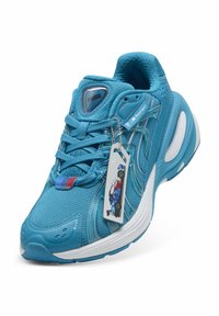 Pantof sport turcoaz, fabricat din plasă și materiale sintetice, având o talpă groasă, un design cu șireturi și o etichetă de marcă.