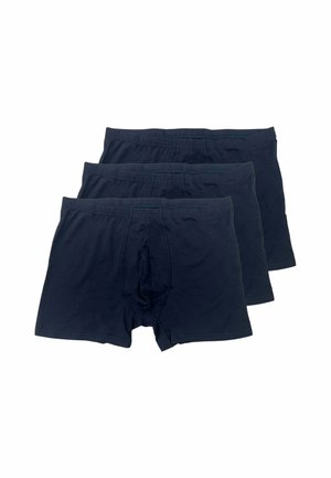 Tre paia di boxer neri da uomo impilati con fascia elastica visibile in vita e cuciture anteriori sul cavallo su sfondo bianco.