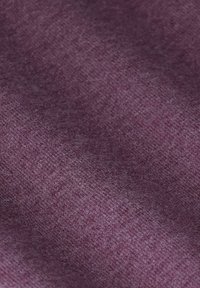 Textuurstof in een diepe bordeauxrode kleur met een zachte, licht gemêleerde uitstraling. De weving toont subtiele variaties in licht en textuur.