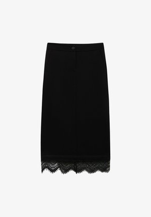 Schwarzer Bleistiftrock mit glatter Textur, versehen mit einem dekorativen Spitzenabschluss. Verfügt über eine Knopfleiste vorne und seitliche Taschen für mehr Funktionalität.