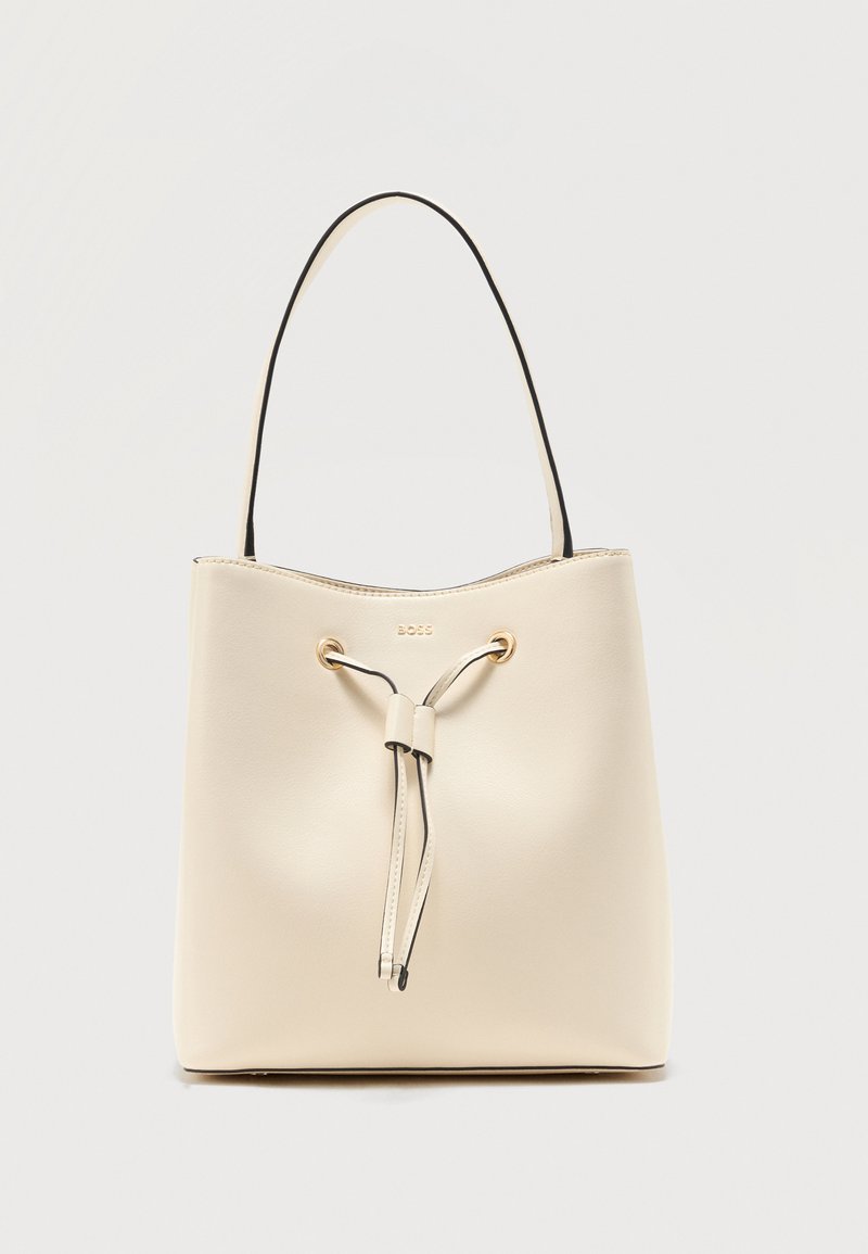 Sac seau en cuir crème avec fermeture à cordon et poignée unique, embossé du petit logo BOSS au centre supérieur.