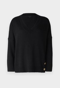 Maglione nero a maglia con scollatura a V, maniche scese e polsini a coste. Presenta due bottoni dorati decorativi sul lato sinistro.
