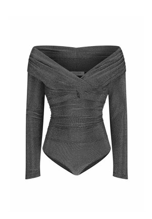 Off-Shoulder Langarm-Bodysuit aus dunkelgrauem Stoff mit subtiler glänzender Oberfläche, ausgestattet mit gerafften Details und einer figurbetonten Silhouette.
