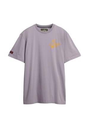 Lichtpaarse katoenen t-shirt met korte mouwen, voorzien van een gele grafische afbeelding op de borst en een gestikte label op de mouw.