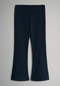 Pantaloni a zampa d'elefante blu navy con vita elastica. Presentano una texture liscia e una silhouette aderente che si allarga alla caviglia.