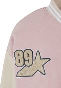 Karl Kani RETRO PATCH STAR OS COLLEGE - Bombejakke - rose lightsand