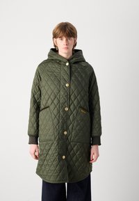 Gequilted groene jas met een capuchon, gouden knopen, twee zijzakken en geribbelde manchetten, met ruitvormige stiksels en een logo-accent.
