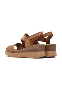 Sandalias de plataforma de cuero marrón con punta abierta, diseño de tiras cruzadas y una capa de material texturizado similar a madera en el tacón de cuña.