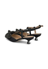 Scarpe con tacco nere con una finitura in tessuto testurizzato, dettaglio di fiocco di perline sulla parte anteriore e un design di tacco conico unico.