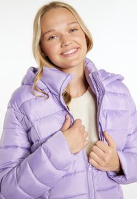 Giacca puffa viola chiaro con cappuccio, caratterizzata da cuciture orizzontali e una cerniera frontale. Texture morbida visibile sotto il colletto.