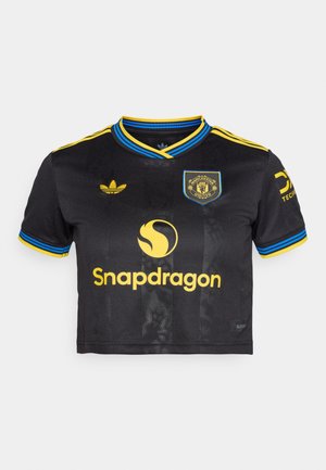 Schwarzes, kurzes Fußballtrikot mit gelben und blauen Akzenten, ausgestattet mit einem runden Kragen, einem Logo und Sponsortext in Gelb auf der Vorderseite.