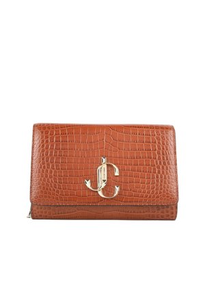 Portefeuille en cuir brun à texture crocodile avec un fermoir logo JM doré au centre avant sur fond blanc.