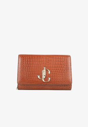 Portefeuille en cuir brun à texture crocodile avec un fermoir logo JM doré au centre avant sur fond blanc.