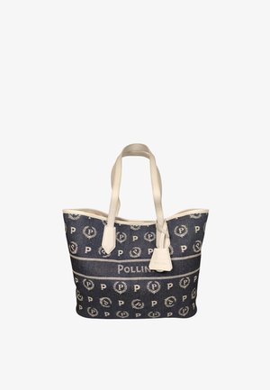 Borsa tote Pollini blu e bianca con motivo a ripetizione del logo "P", manici color crema e una targhetta coordinata attaccata a una delle maniglie.