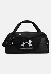 Zwarte sporttas met een groot wit Under Armour-logo, duurzame stof, dubbele handvatten, een verstelbare schouderriem en meerdere ritszakken.